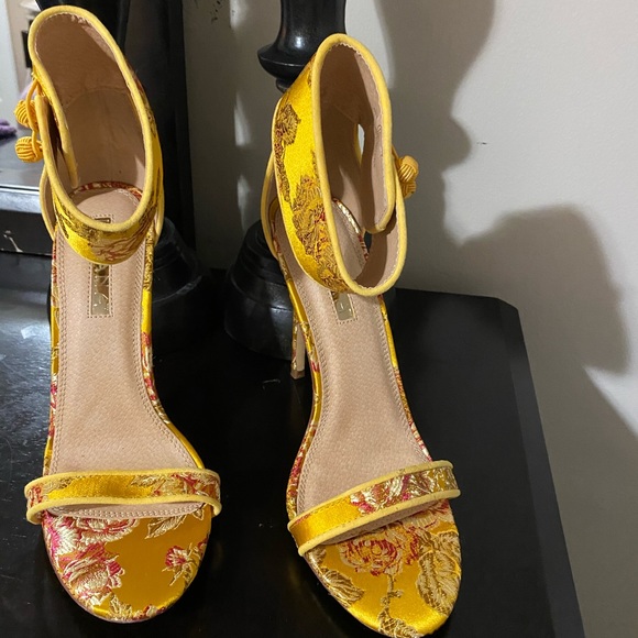 Golden Heels - Picture 3 of 3